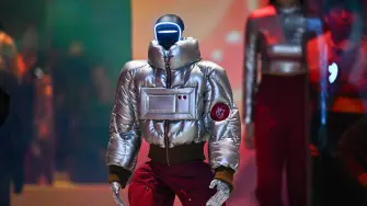 Un desfile de moda celebrado en Seúl innovó el jueves con un giro de alta tecnología, al presentar parejas formadas por personas y humanoides que desfilaron por la pasarela con conjuntos a juego, y ningún robot desnudo.

¡Síguenos en nuestras redes sociales para mantenerte informado!

#ElEconomista