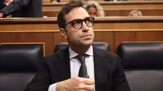 El vicepresidente primero del Gobierno y ministro de Economía, Carlos Cuerpo, a su llegada a una sesión plenaria en el Congreso de los Diputados, a 27 de mayo de 2026, en Madrid (España). Foto: Europa Press