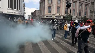 Los accesos a la Plaza de la Constitución en el Centro Histórico de la capital se mantienen cerrados con barreras metálicas y custodiados por centenares de policías ante la presencia de manifestantes. 

¡Síguenos en nuestras redes sociales para mantenerte informado!