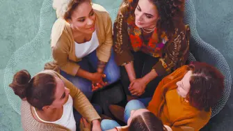 Natura trabaja temas de educación, salud y derechos de mujeres.