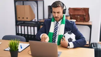 El Mundial de Futbol será aprovechado por las empresas como una herramienta de integración y compromiso con sus colaboradores. Un estudio de WTW revela que más de la mitad realizará actividades temáticas, mientras que algunas ofrecerán home office o transmisión de partidos.

Para más información del tema, visita: https://www.eleconomista.com.mx/capital-humano/transmision-partidos-home-office-asi-preparan-empresas-mundial-futbol-20260602-816352.html

Twitter: https://twitter.com/eleconomista 
Sitio web: https://www.eleconomista.com.mx/ 
Facebook: https://www.facebook.com/ElEconomista.mx 
Instagram: https://www.instagram.com/eleconomistamx 

#ElEconomista #EETV #CapitalHumano