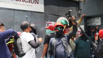 A las afueras de las instalaciones de la Secretaría de Gobernación, líderes magisteriales informaron que el Gobierno federal les entregó una propuesta por escrito para atender sus demandas.