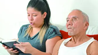 Mujeres destinan gran parte de su tiempo al cuidado de personas enfermas y adultos mayores en México.