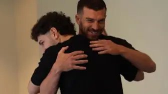 El futbolista neozelandés Tim Payne se reunió el miércoles con el influencer argentino "El Scarso", responsable de su impresionante fama viral, y le obsequió con una camiseta del equipo tras conseguir casi cinco millones de seguidores en Instagram en una semana.