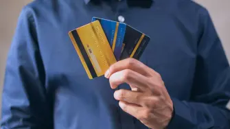 Las tarjetas de crédito garantizadas ayudan a que os otorgantes sepan que sí puede manejar el crédito.