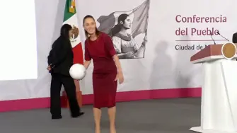 Tras el lanzamiento, dos reporteros intentaron atrapar el balón. Durante el esfuerzo, una periodista cayó al piso.

¡Síguenos en nuestras redes sociales para mantenerte informado!

#ElEconomista #Sheinbaum #Mundial