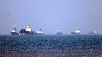 Pese a la extensión de la tregua entre Estados Unidos e Irán para garantizar el tránsito por el estrecho de Ormuz, Washington mantiene sanciones contra buques y entidades vinculadas al petróleo iraní para aumentar la presión sobre Teherán.