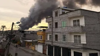 En una imagen divulgada por la entidad se observa una larga columna de humo negro.