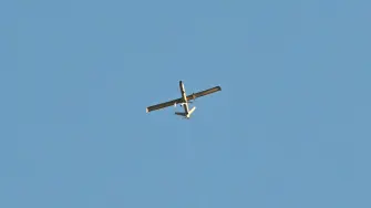 Un dron sobrevolando el horizonte de los suburbios del sur de Beirut.