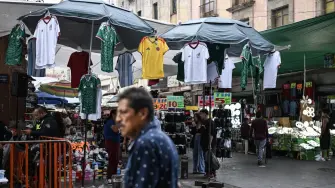 La estrategia busca burlar a las autoridades, que han redoblado esfuerzos para combatir la piratería de cara al Mundial de fútbol, que arranca el 11 de junio en el estadio Azteca de la capital mexicana.