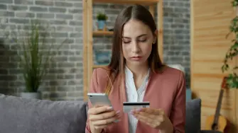 La digitalización de las finanzas puede convertirse en endeudamiento debido a su abstracción.