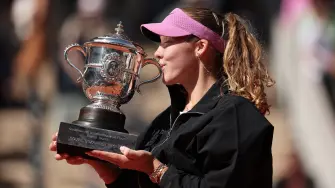 Tennis - French Open - Roland Garros, Paris, France - June 6, 2026 Russia's Mirra Andreeva celebrates with the trophy after winning her final match against Poland's Maja Chwalinska REUTERS/Benoit Tessier