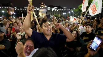 Ondeando banderas de sus partidos, miles de seguidores se congregaron el domingo en dos sectores de la capital peruana para celebrar por adelantado a sus candidatos.
