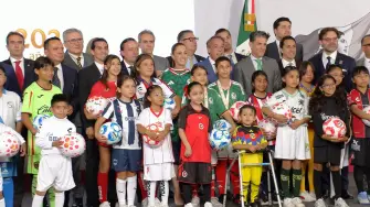 La presidenta Claudia Sheinbaum, representantes de la FMF y de clubes mexicanos, y niños y niñas estudiantes de futbol en la conferencia matutina de este lunes.