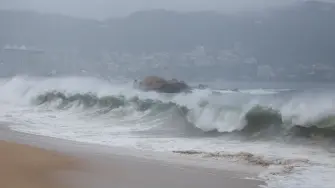 La tormenta tropical Boris provocó olas de entre 2 y 3 metros de altura en las costas de Acapulco.