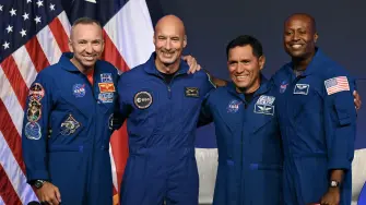 Los astronautas Randy Bresnik, Luca Parmitano, Frank Rubio y Andre Douglas fueron seleccionados para encabezar la misión Artemis III de la NASA con Space X y Blue Origin. Foto: AFP