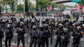Para evitar el paso del magisterio hacia el Estadio Ciudad de México, la policía capitalina colocó dovelas de concreto, vallas metálicas y una grúa oficial.