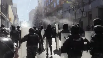 Policías antimotines chocaron el miércoles en la capital política de Bolivia con manifestantes que exigen la renuncia del presidente centroderechista Rodrigo Paz, quien evalúa decretar un estado de excepción para contener con militares la ola de protestas que empezó hace cinco semanas.