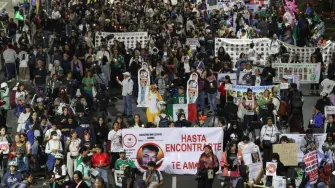 Casi un millar de personas, la mayoría familiares de desaparecidos, se manifestaron la noche del miércoles cerca del estadio Azteca de Ciudad de México, donde al mediodía del jueves arranca el Mundial de fútbol de Norteamérica 2026.

¡Síguenos en nuestras redes sociales para mantenerte informado!