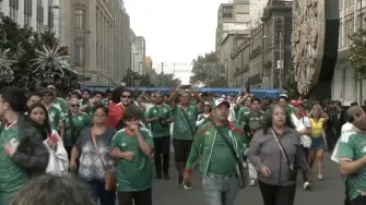 Miles de aficionados se reunieron en el Zócalo de la Ciudad de México para presenciar el partido inaugural del Mundial 2026 entre México y Sudáfrica. Entre banderas, cánticos y un ambiente de fiesta, los seguidores de la Selección Mexicana vivieron con emoción el arranque de la Copa del Mundo.
