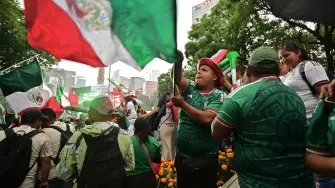 Mexicanos salieron a Paseo de Reforma en la Ciudad de México para celebrar el triunfo de la Selección en el primer partido del Mundial 2026.