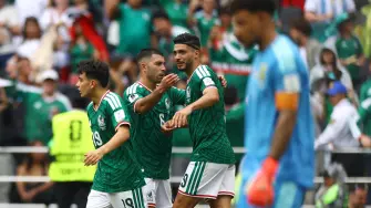 Erik Lira festeja con Raúl Jiménez el segundo gol del partido de México frente a Sudáfrica en la inauguración del Mundial 2026.