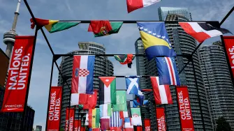 Las banderas de los países participantes se ven en la zona de aficionados en el puerto de Toronto, con la Torre CN al fondo.
