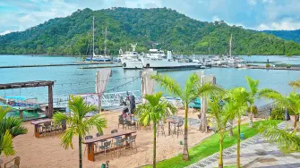 Costa Rica protege volcanes, playas, bosques y fauna como base de su turismo sostenible.