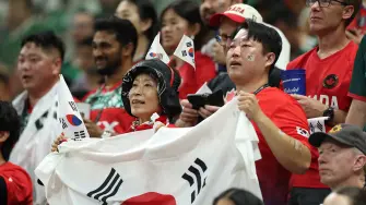Aficionados de Corea del Sur en el Estadio Guadalajara.