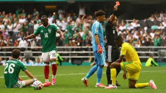 En el partido inaugural del Mundial 2026, el árbitro Wilton Sampaio sacó tres tarjetas rojas, dos contra jugadores de Sudáfrica y una contra uno de México.