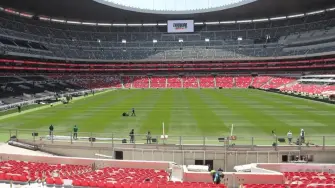 Un cadáver en estado de descomposición fue hallado en el maletero de un carro estacionado frente al estadio en México donde entrena la selección de fútbol de Irán durante el Mundial 2026, constató AFP este viernes.