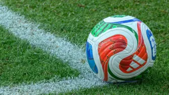La crisis climática ya está rodando por el césped de los estadios y convierte al fútbol de hoy en un acontecimiento inviable.