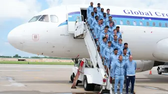 Miembros de la selección nacional de Inglaterra posan para una foto de equipo tras su llegada al aeropuerto Charles B. Wheeler Downtown.