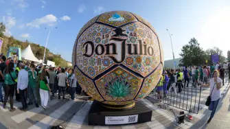 El balón monumental que fue colocado temporalmente en la llamada "última milla" del Estadio Guadalajara.