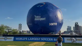 La Copa del Mundo también inspira récords fuera de las canchas. En Boston, en Estados Unidos, un enorme inflable con forma de balón de fútbol fue reconocido por Guinness World Records y se convirtió en el más grande jamás construido, reuniendo a residentes e hinchas en una celebración de la diversidad y la pasión por el deporte.
