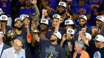 Medio siglo de frustraciones y miserias acabaron la noche del sábado para los New York Knicks, que se consagraron campeones de la NBA y le devolvieron la felicidad a una ciudad hastiada de fracasos deportivos.
