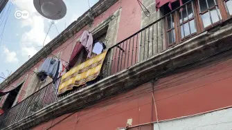 Ciudad de México brilla con el mundial de fútbol, pero al mismo tiempo sus habitantes sufren el impacto de la explosión del turismo, el aumento de las rentas o alquileres y la falta de acceso a la vivienda. Se calcula además que unas 500 mil viviendas permanecen en zonas consideradas de alto riesgo, expuestas a hundimientos, sismos e inundaciones
