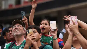 México solo alberga 13 de los 104 partidos, lo que deja a muchos con la sensación de estar al margen. Los aficionados citan también los altos precios de las entradas y de la televisión de pago como barreras para ser parte del Mundial.