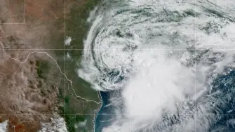 Las autoridades han activado una advertencia de tormenta tropical desde High Island, Texas, hasta Morgan City, en el estado de Luisiana.