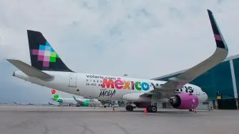 Volaris presentó su avión El Embajador.