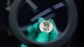 Estados Unidos inició la producción de monedas conmemorativas oficiales del Mundial 2026. La colección incluye ediciones especiales en oro, plata y medio dólar para celebrar la Copa del Mundo que comparten México, Canadá y Estados Unidos.


La Casa de Moneda de Estados Unidos comenzó este miércoles la producción oficial de una colección especial de monedas para celebrar la Copa del Mundo FIFA 2026.
En la planta ubicada en Filadelfia, trabajadores iniciaron la inspección y empaquetado de una edición limitada que estará disponible únicamente durante este año.
La colección incluye monedas de medio dólar, un dólar de plata y una edición especial de cinco dólares en oro, todas acompañadas de certificados de autenticidad.

Uno de los diseños más llamativos muestra a un jugador ejecutando una chilena frente al número 26, haciendo referencia directa al torneo mundialista.
En la parte posterior aparece el trofeo oficial de la Copa del Mundo sostenido por tres manos, acompañado de elementos que representan la bandera de Estados Unidos.
De acuerdo con la Casa de Moneda, esta colección busca reconocer el legado del futbol en territorio estadounidense y celebrar la edición histórica del Mundial que este año comparten Estados Unidos, México y Canadá.

Además, parte de las ganancias obtenidas por la venta de estas monedas será destinada a programas de desarrollo y promoción del futbol en Estados Unidos.
A menos de que avance el torneo, el Mundial 2026 sigue demostrando que su impacto va mucho más allá de las canchas.