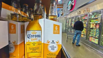 La cerveza mexicana es un producto fundamental para miles de restaurantes, bares, tiendas y negocios de propietarios hispanos en EU.