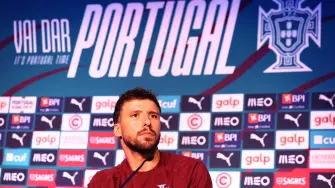 Rubén Dias, defensa de la selección de Portugal, en conferencia de prensa en Florida.