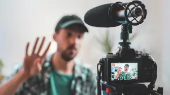 México es el séptimo mercado con mayor consumo de noticias mediante creadores de contenido, mientras la confianza en los medios cae y los chatbots comienzan a disputar la relación directa con las audiencias.

Para más información del tema, visita: https://www.eleconomista.com.mx/tecnologia/influencers-plataformas-dominan-distribucion-noticias-mexico-20260616-818810.html

Twitter: https://twitter.com/eleconomista 
Sitio web: https://www.eleconomista.com.mx/ 
Facebook: https://www.facebook.com/ElEconomista.mx 
Instagram: https://www.instagram.com/eleconomistamx 

#ElEconomista #EETV #Tecnología