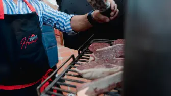 El humo controlado del horno VSVIO aporta sabor, técnica y memoria a cada preparación alrededor de la brasa.