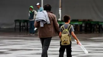La crianza se ha convertido en una carrera de obstáculos para millones de familias. Un estudio internacional advierte que padres y madres enfrentan crecientes dificultades económicas, falta de tiempo y escaso apoyo institucional para cuidar a sus hijos y familiares.