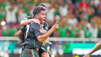 Mexico's midfielder #07 Luis Romo celebrates with teammate midfielder #06 Erik Lira scoring his team's first goal during the 2026 World Cup Group A football match between Mexico and South Korea at the Guadalajara Stadium in Zapopan on June 18, 2026.  (Photo by Ulises RUIZ / AFP)
