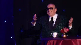 El legendario productor de Columbia Records, Clive Davis, murió a los 94 años. Foto: AFP