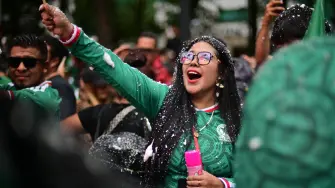 Mexico's fans celebrate near the Angel de la Independencia monument in Mexico City on June 11, 2026, after the FIFA World Cup match between Mexico and South Africa. Mexico won 2-0. (Photo by Marco Antonio MARTINEZ / AFP)