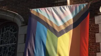 La Copa del Mundo 2026 volvió a colocar al futbol en el centro de un debate global. En Seattle, la designación de un “Pride Match” entre Irán y Egipto, dos países donde la homosexualidad es penalizada, ha generado una discusión sobre inclusión, derechos y el papel del deporte como plataforma de cambio social.

¡Síguenos en nuestras redes sociales para mantenerte informado!

Twitter: https://twitter.com/eleconomista 
Sitio web: https://www.eleconomista.com.mx/ 
Facebook: https://www.facebook.com/ElEconomista.mx 
Instagram: https://www.instagram.com/eleconomistamx
